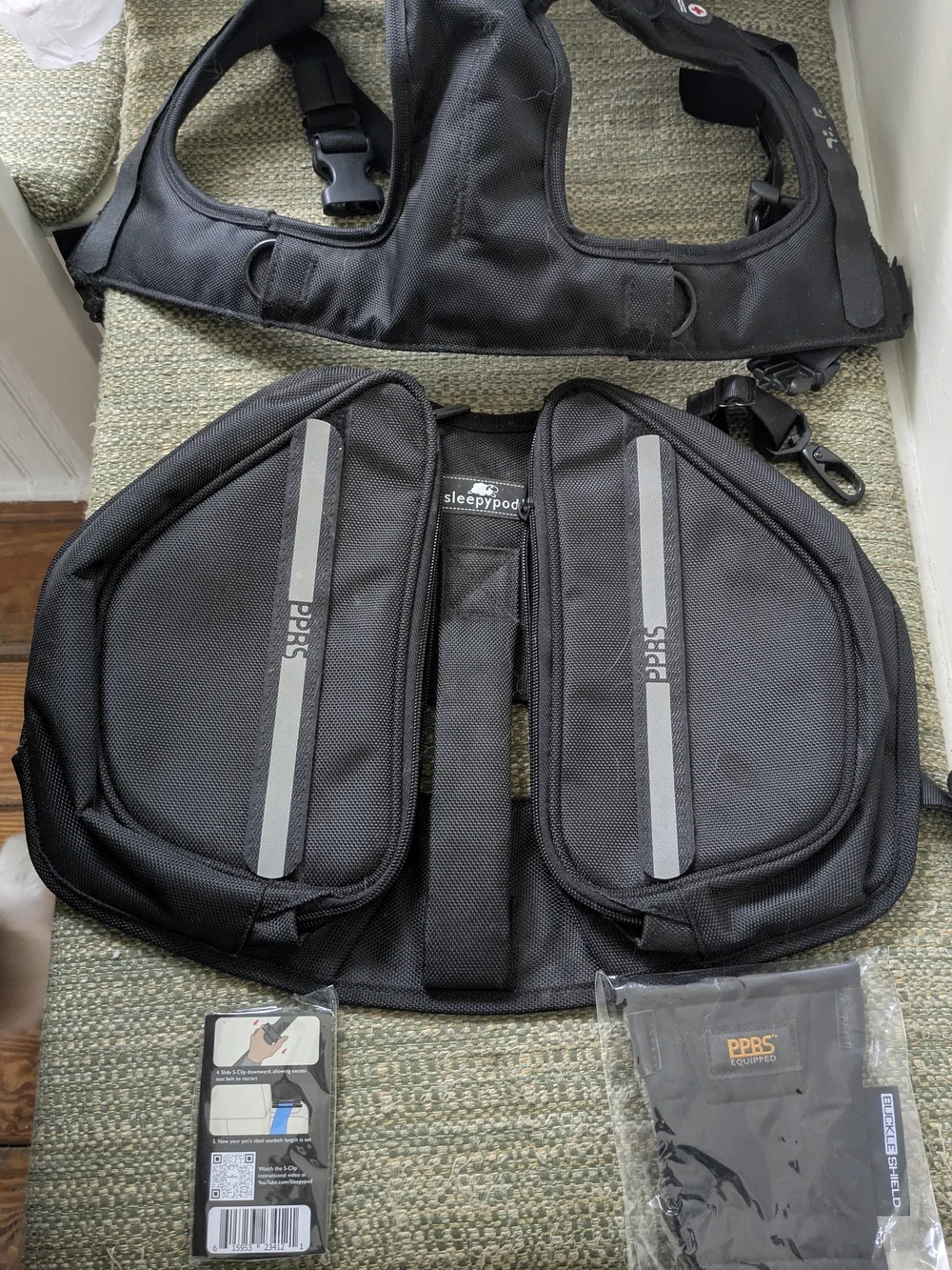 Medium Sleepy Pod Seat belt with accessories